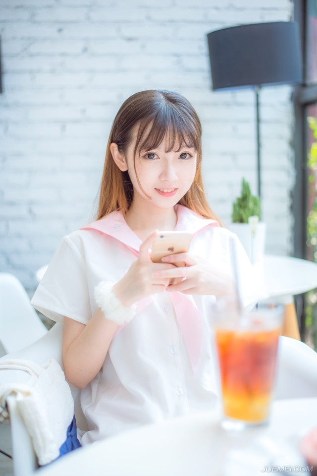 曹操身边，钟繇摇了摇头道：“并不排除有人为了挑起两家纷争，故意将刘备军的尸体带走，主公说的没错，刘备眼下根本没必要也不该这么做，他就算得到了王印，他也不敢称王，那王印对他来说，反而成了怀璧之罪。”